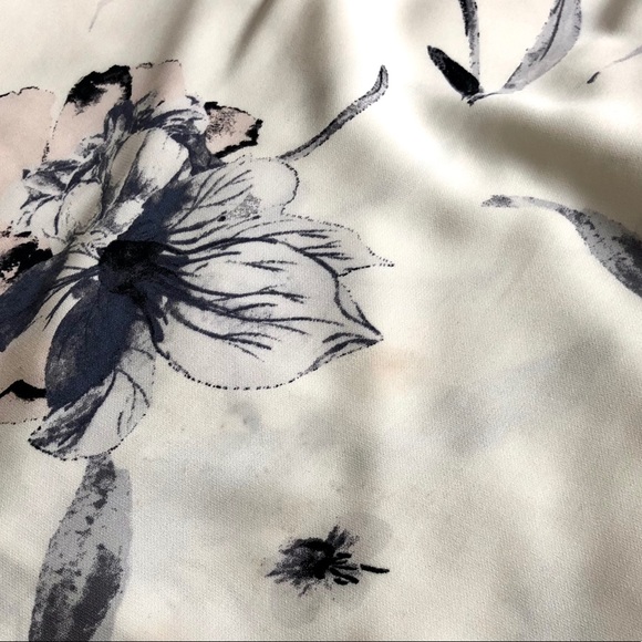 White Floral Short-Sleeved V-Neck Blouse - Picture 6 of 7